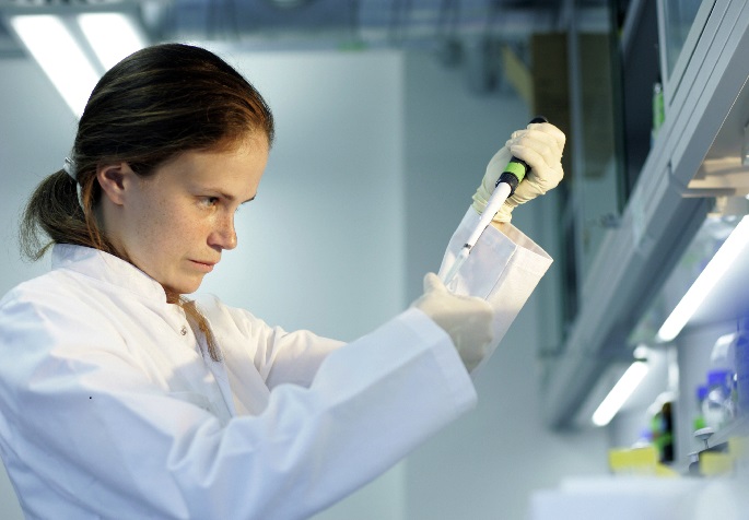 Junge Systembiologin im Labor.