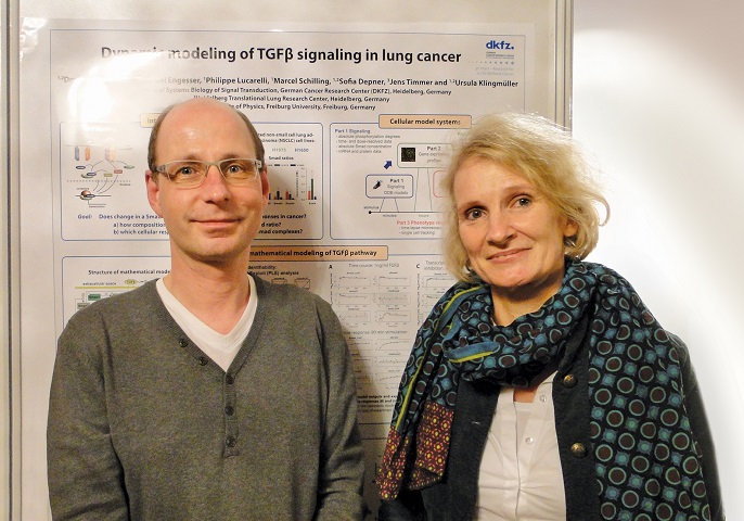 Das Bild zeigt Ursula Klingmüller und Jens Timmer bei der Präsentation gemeinsamer Projekte in Heidelberg.