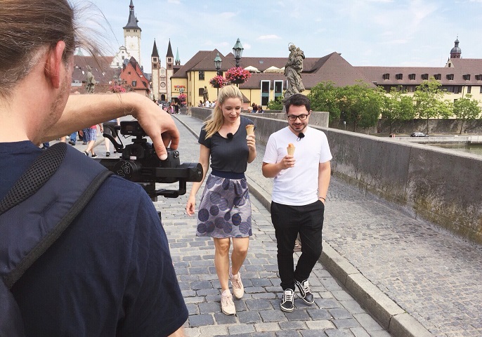 YouTuberin Lisa Ruhfus mit Infektionsforscher Alexander Westermann